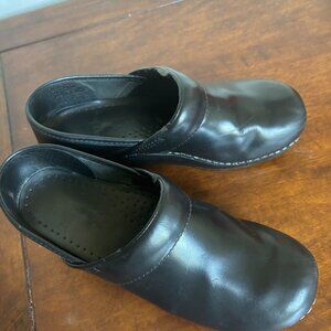 Professional Dansko Clog sz 7 or 37 Black
